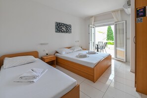 In-room safe, iron/ironing board, free WiFi, bed sheets - Studio with Pool and Terrace in City center (Novalja)