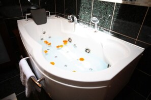 Duschwanne, Haartrockner, Handtücher, Seife