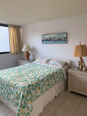 2 bedrooms, iron/ironing board, free WiFi, bed sheets - Moon Bay 2 Bed Condo within B Building with side sea & pool views (Key Largo)