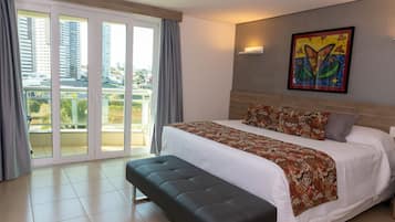 Minibar, caja de seguridad en la habitación y decoración personalizada