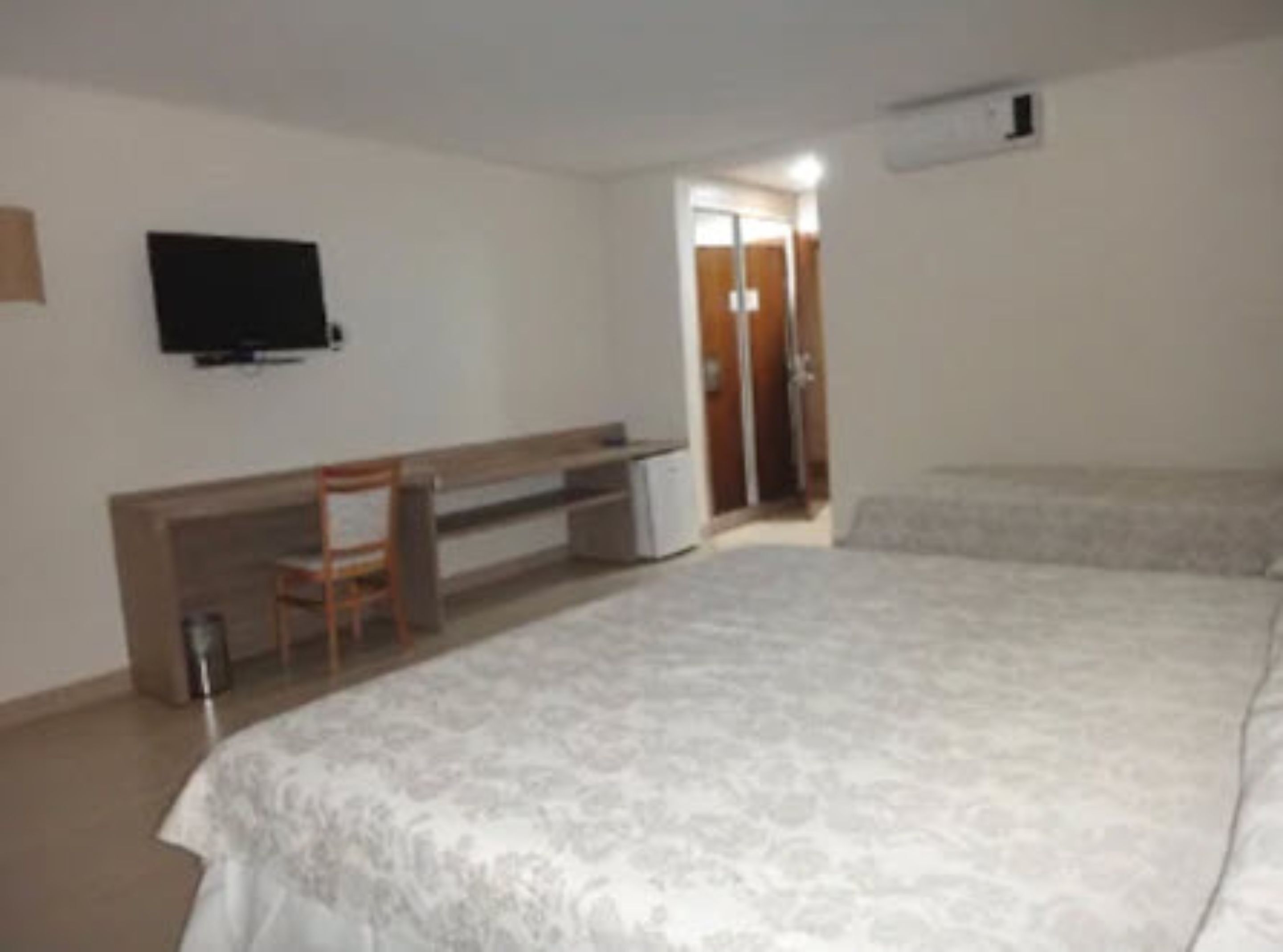 executive triple room | minibar, in-room safe, individually decorated, desk