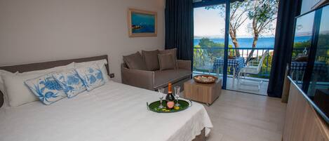 Tabla de planchar con plancha, wifi y ropa de cama