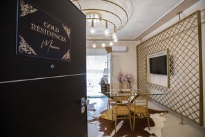 Suite – president, 2 soverom, byutsikt | Oppholdsområde | En 49-tommers smart-TV med digitale kanaler samt TV