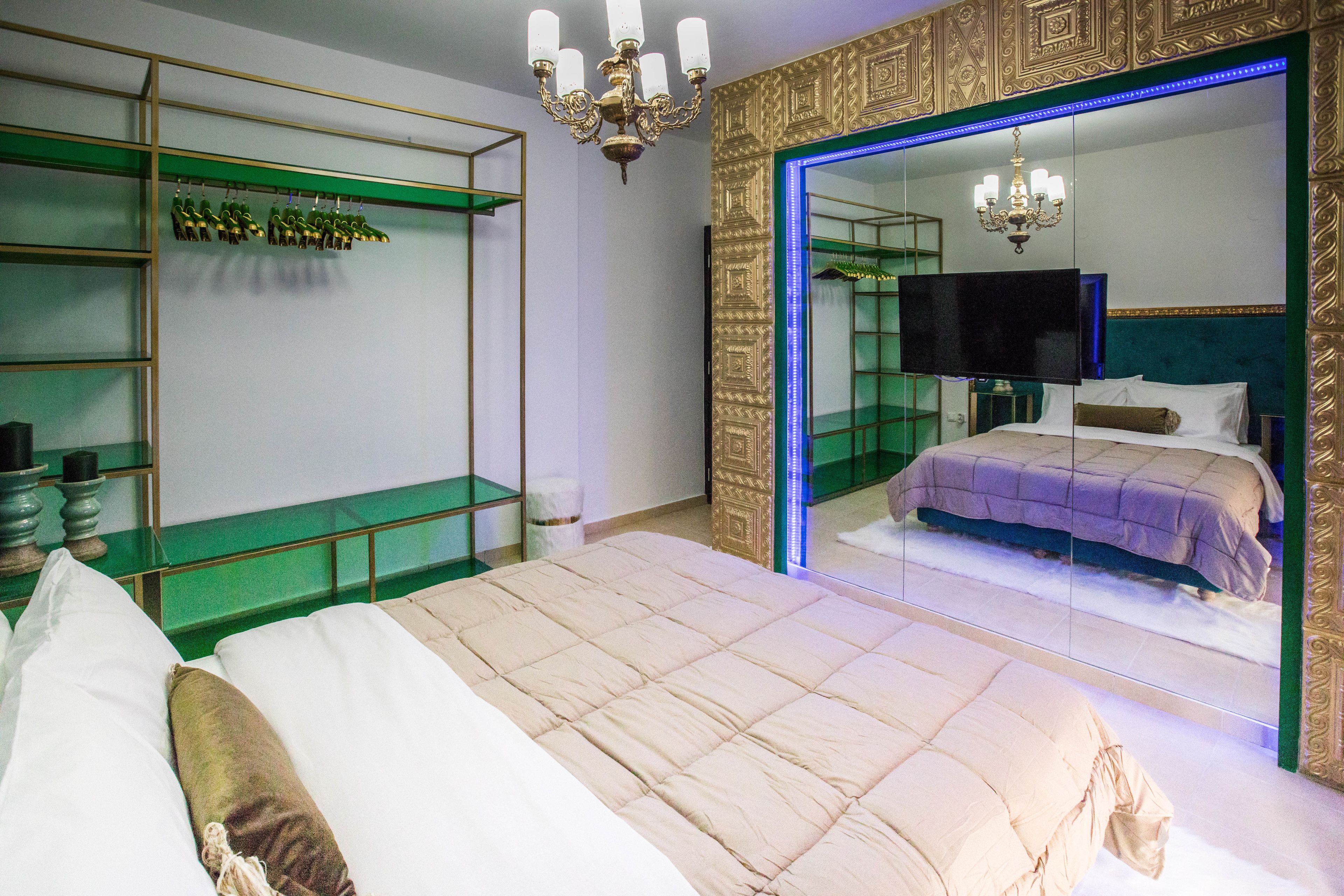 尊贵套房, 1 间卧室, 城市景观 | 高档床上用品、特色装修、特色家居、办公桌