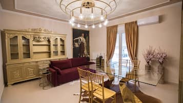 Suite presidencial, 2 dormitoris, vistes a la ciutat | Sala d'estar | Televisor intel·ligent de 49 polzades amb canals digitals i televisor