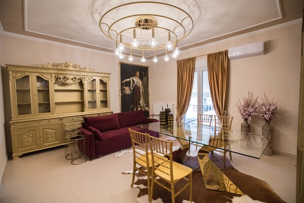 Presidential Suite, 2 Bedrooms, City View | Living room | Smart TV - Gold Residences (Drama)