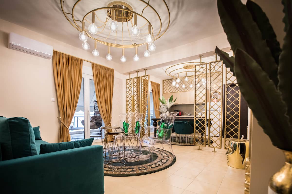 Premier-Suite, 1 Schlafzimmer, Stadtblick | Wohnzimmer | 49-Zoll-Smart-TV mit Digitalempfang, Fernseher