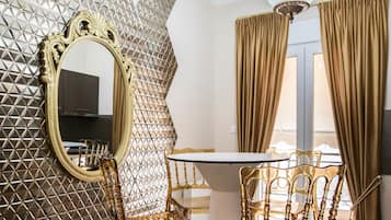 Suite presidencial, 2 habitaciones, vistas a la ciudad | Servicio de comidas en la habitación