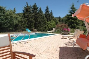 Piscina stagionale all'aperto, ombrelloni da piscina, lettini