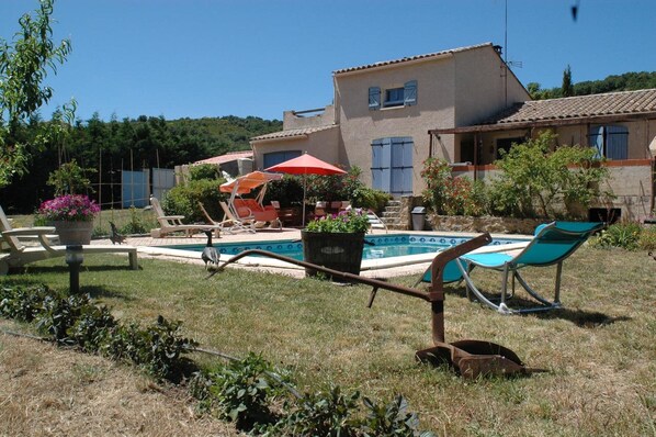Piscina stagionale all'aperto, ombrelloni da piscina, lettini