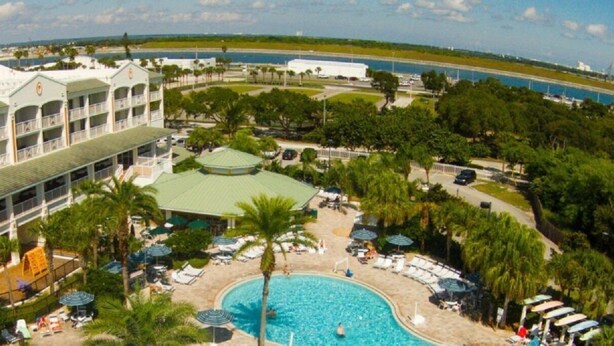 Ein Hotel mit mehreren Balkonen, einem Schwimmbad und Meerblick.