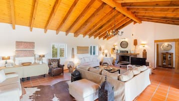 Una televisión, una chimenea, un reproductor de DVD, un futbolín