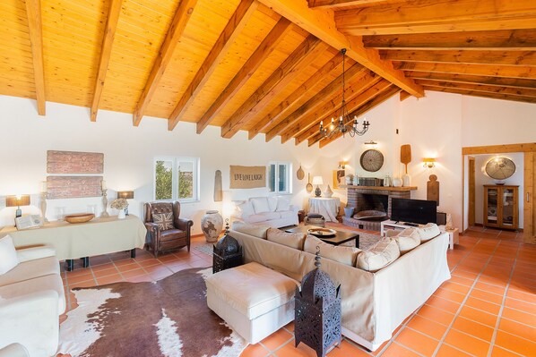 Fernseher, Kamin, DVD-Player, Tischfußball