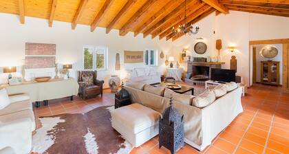 Großes Landhaus mit Garten und Pool einen atemberaubenden Blick