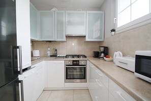 Frigorifero, microonde, forno, piano cottura