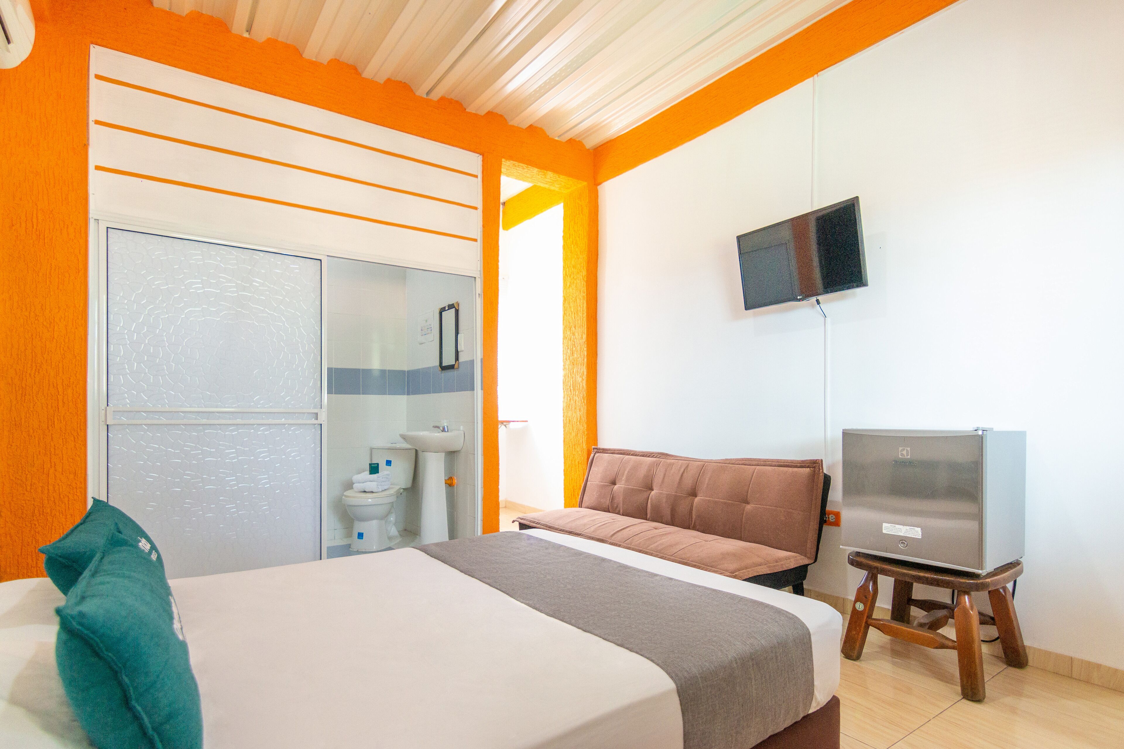 hypo-allergenic bedding, free wifi, bed sheets