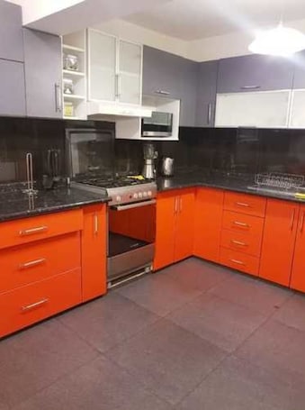 Microondas, horno, placa de cocina, utensilios de cocina
