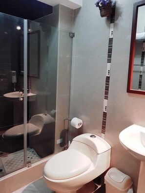 Een douche, een haardroger, handdoeken