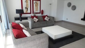 Apartamento familiar, varias camas, vistas a la ciudad | Zona de estar | Una televisión LCD, una chimenea