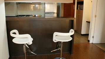 Standard Apartment, 1 Queen Bed, City View | In-room dining