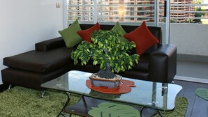 Apartamento standard, 1 cama Queen, vista para a cidade | Área de estar | TV LCD, lareira