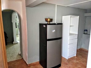 Refrigerador, microondas, horno, utensilios de cocina
