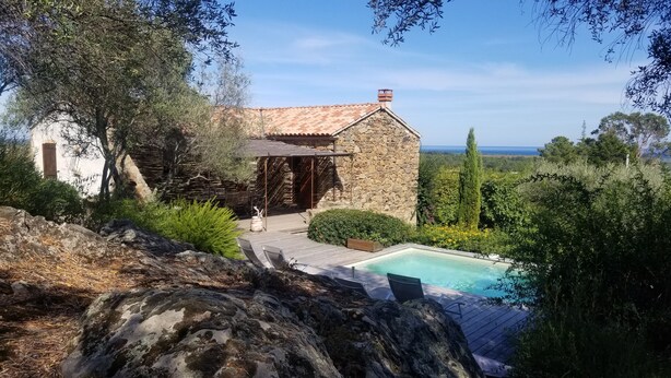 A stone building with a tiled roof, a swimming pool, and a view of the sea. - Character house, 'U STAZZU' (Ventiseri)