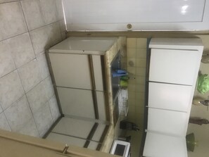 Kühlschrank, Mikrowelle, Herdplatte, Wasserkocher mit Kaffee-/Teezubehör