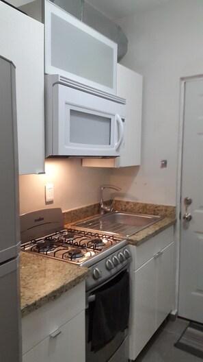 冷蔵庫、電子レンジ、オーブン、コンロ