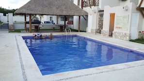 Una piscina al aire libre