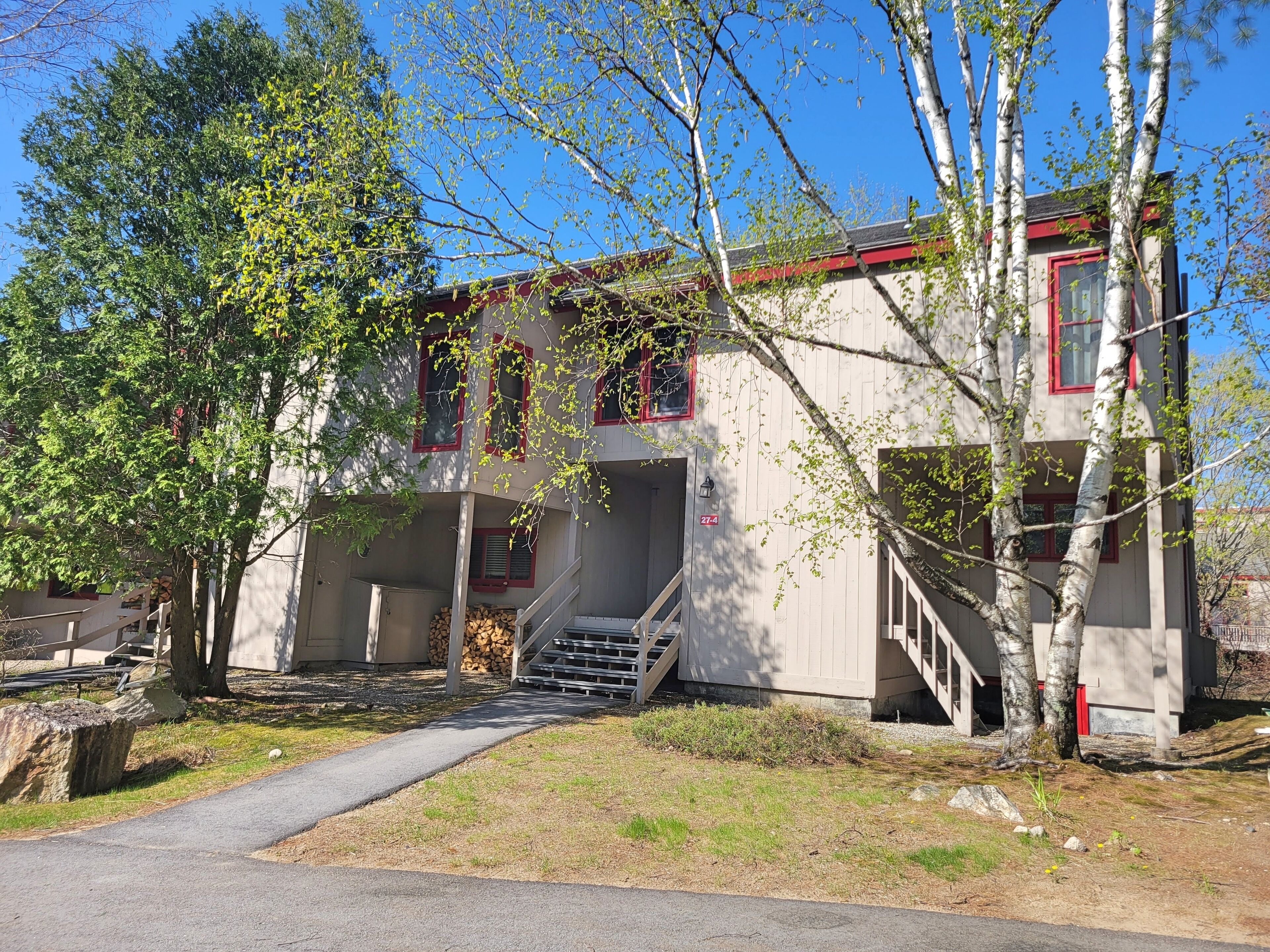 L2704- Managed by Loon Reservation Service - NH Meals & Rooms Lic# 056365