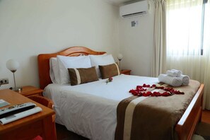 Double Room, 1 Queen Bed | Desk, blackout drapes, free WiFi