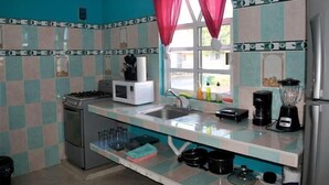 Casa, 2 quartos, para não fumantes | Cozinha privada | Cafeteira/chaleira, geladeira, micro-ondas, fogão