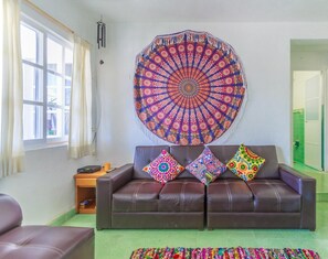 Condo, 2 habitaciones, para no fumadores | Sala de estar | Televisión de pantalla plana 