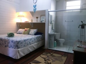 4 bedrooms, desk, iron/ironing board, free WiFi