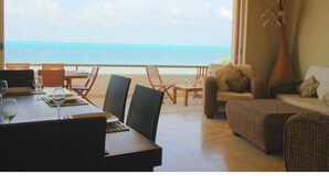 Condo, 3 phòng ngủ, không hút thuốc | Khu phòng khách | TV màn hình phẳng 