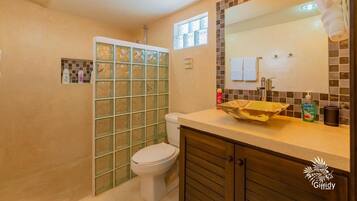 Comfort House, 1 Bedroom, Non Smoking | Bathroom | Shower, free toiletries, towels