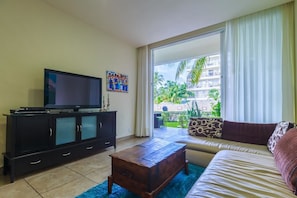 Condo, 1 habitación, para no fumadores | Sala de estar | Televisión de pantalla plana