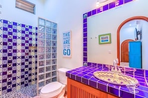 Studio, 1 Queen Bed, Non Smoking | Bathroom