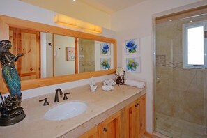 Casa, 4 habitaciones, para no fumadores | Baño | Regadera, amenidades de baño gratuitas, toallas 