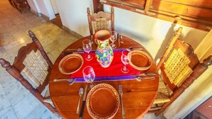 Ferienhaus, 4 Schlafzimmer, Nichtraucher | Essbereich im Zimmer