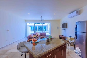 Suite, 1 habitación, para no fumadores | Área de sala de estar | Televisión de pantalla plana