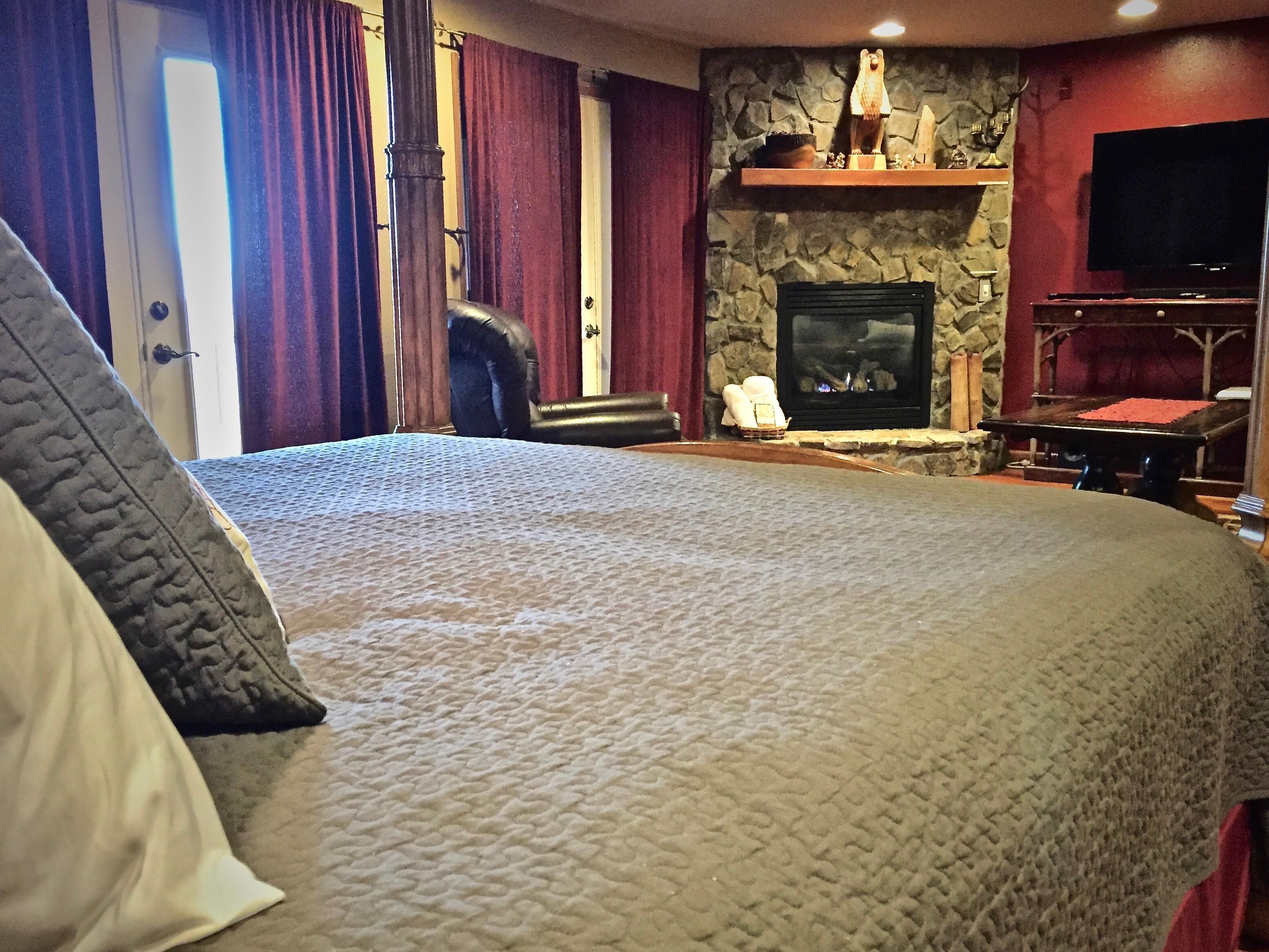 Mtn Views/Sexy Master Suite/Hot Tub/Wi-Fiu7 Reviews, Deals & Photos 2026 -  Expedia