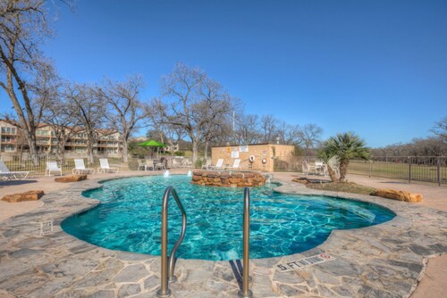 Waterwheel on the Guadalupe - river access, 2 pools, 4 hot tubs, 5 acres of lawn