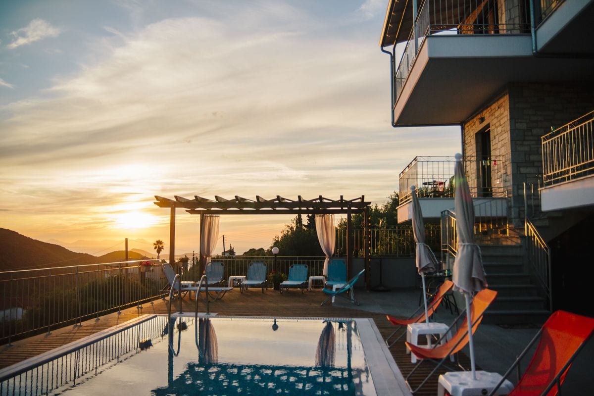 Außenpool (je nach Saison geöffnet), Sonnenschirme, Liegestühle