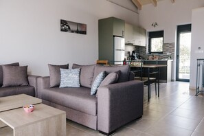 32-inch flat-screen TV with satellite channels, plasma TV, DVD player - Villa Mons & Mare (Igoumenitsa)