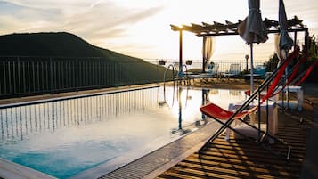 Außenpool (je nach Saison geöffnet), Sonnenschirme, Liegestühle