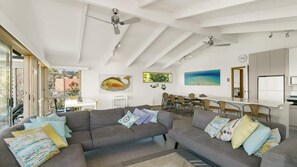 TV, DVD player, music library - Boston Beach House - When Location Matters (Lorne)