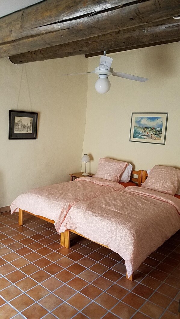 3 bedrooms, iron/ironing board, WiFi, bed sheets - Townhouse in Center of Nyons storage for cycling &/or climbing equipment (Nyons)