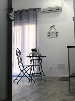 Deluxe-værelse - balkon - byudsigt (Smile) | Spisning på værelset